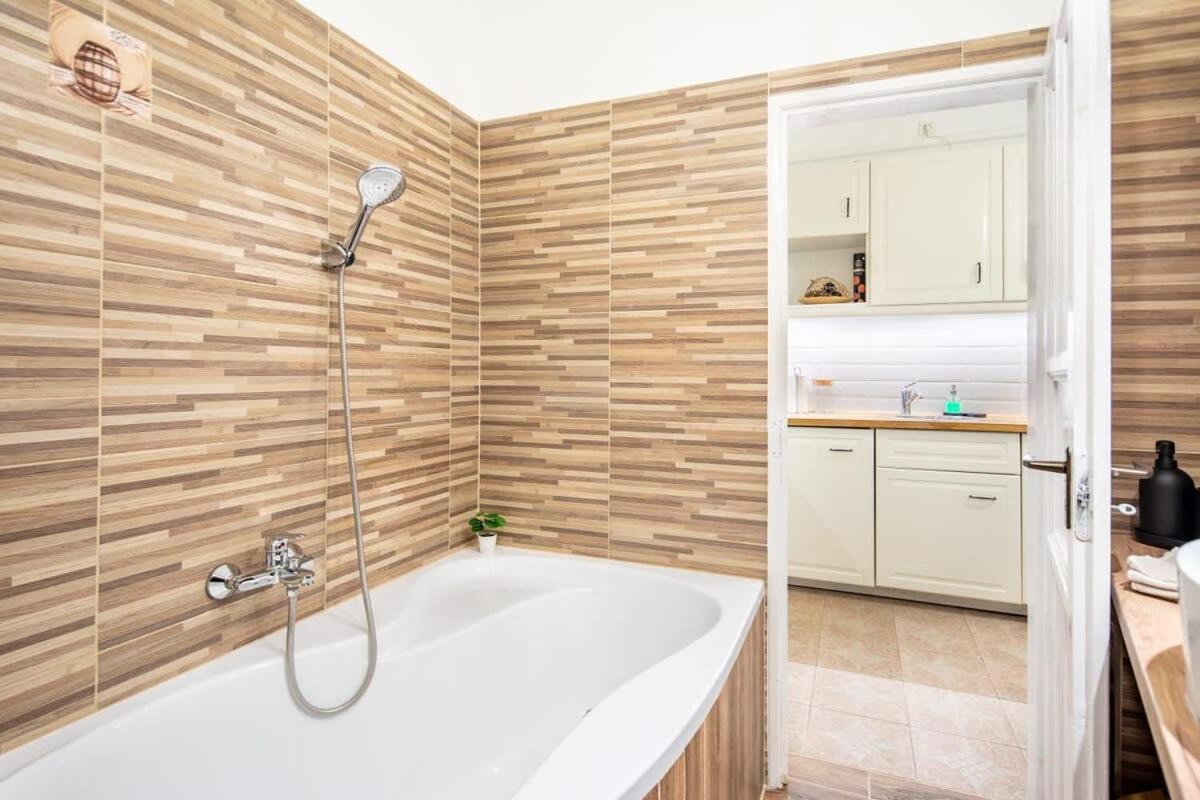 Convenient Apartment At Gastro Driven Location Будапеща Екстериор снимка